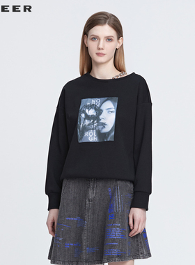 S·DEER圣迪奥女装秋罗纹圆领链条撞色人像黑色卫衣S22182211
