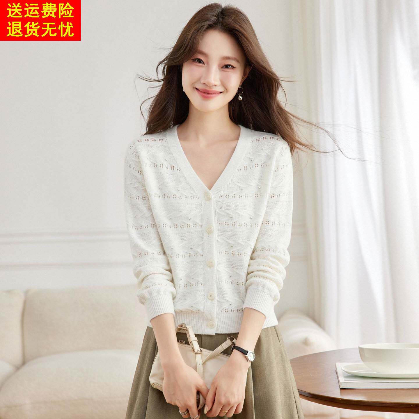 巨好看的白色V领镂空针织开衫女秋季短款气质通勤长袖毛衣短外套