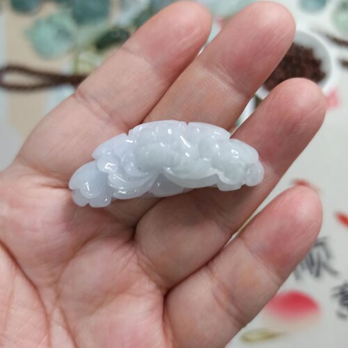 天然翡翠吊坠白底牡丹花牌