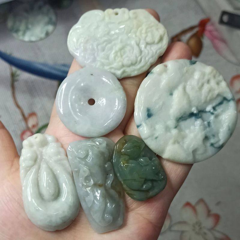 天然翡翠吊坠山水花牌手把