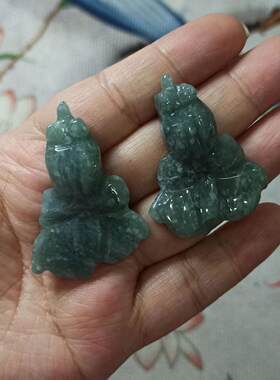 天然翡翠吊坠雕刻件年年有余