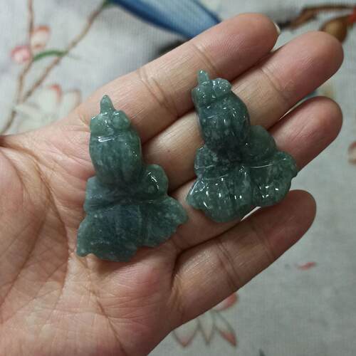 天然翡翠吊坠雕刻件年年有余