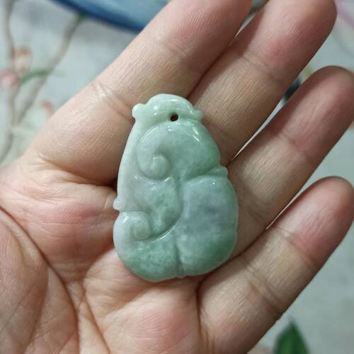 天然翡翠吊坠雕刻件飘花如意
