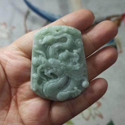 天然翡翠吊坠绿底飘花龙牌