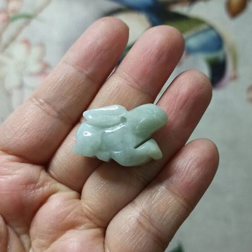 天然翡翠飘花吊坠生肖兔雕刻件
