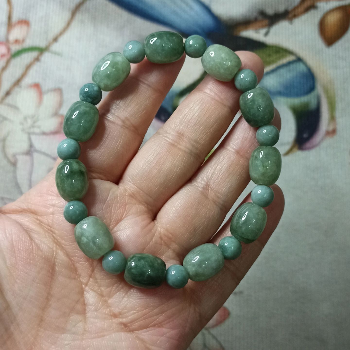 天然翡翠绿底飘花桶珠路路通