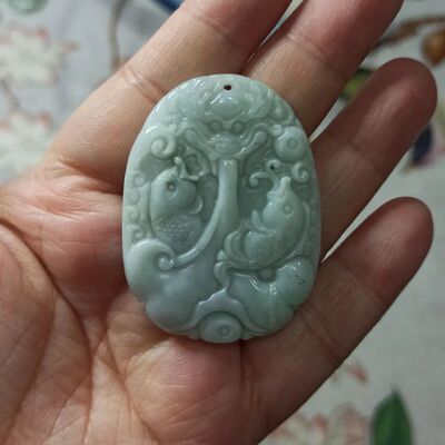 翡翠吊坠绿底飘花鱼牌年年有鱼