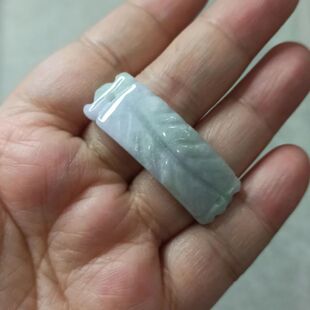 131缅甸天然翡翠手牌手排双孔雕刻随型卡39X13mm左右满48元包邮