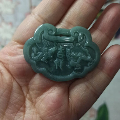 天然翡翠吊坠龙凤锁蓝水手把件
