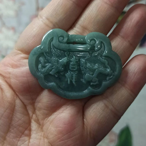 天然翡翠吊坠龙凤锁蓝水手把件