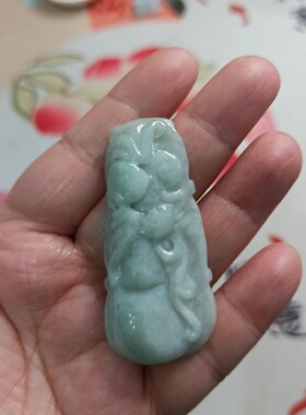 天然翡翠吊坠雕刻件蝙蝠葫芦