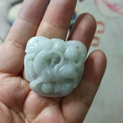 翡翠吊坠麒麟貔貅牌子飘花淡绿