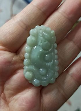 268缅甸天然翡翠吊坠牌子淡绿底飘花仿古龙牌特色件卡39X23mm左右