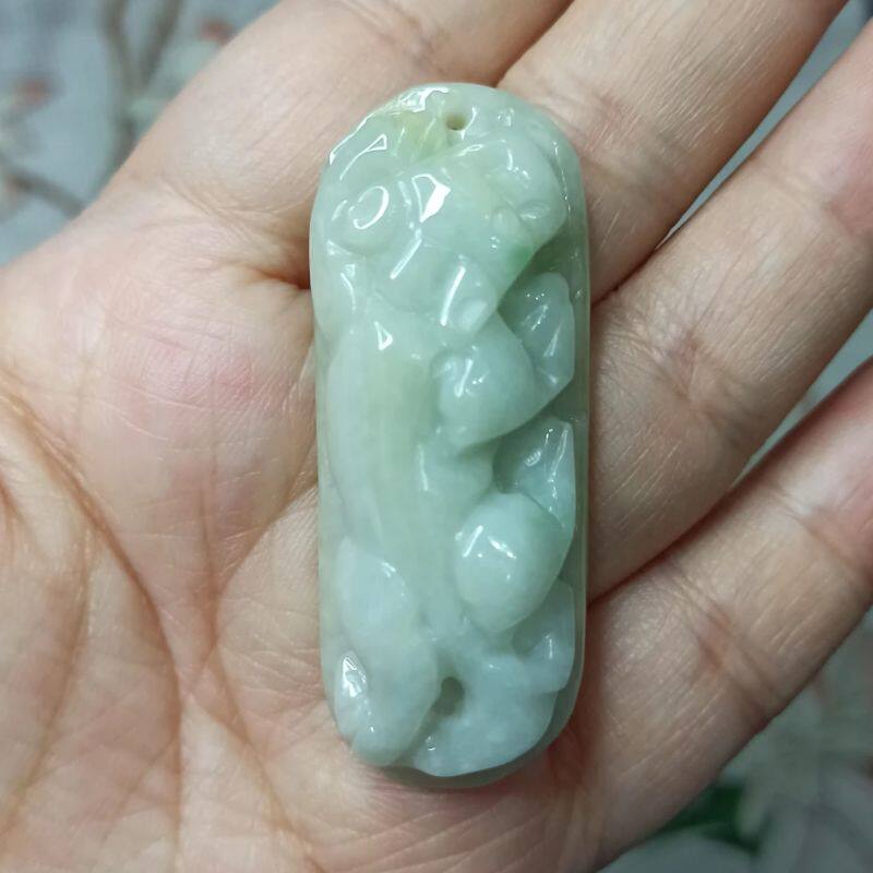 149缅甸天然翡翠貔貅吊坠淡绿底仿古雕刻件长卡51x20mm左右手把件