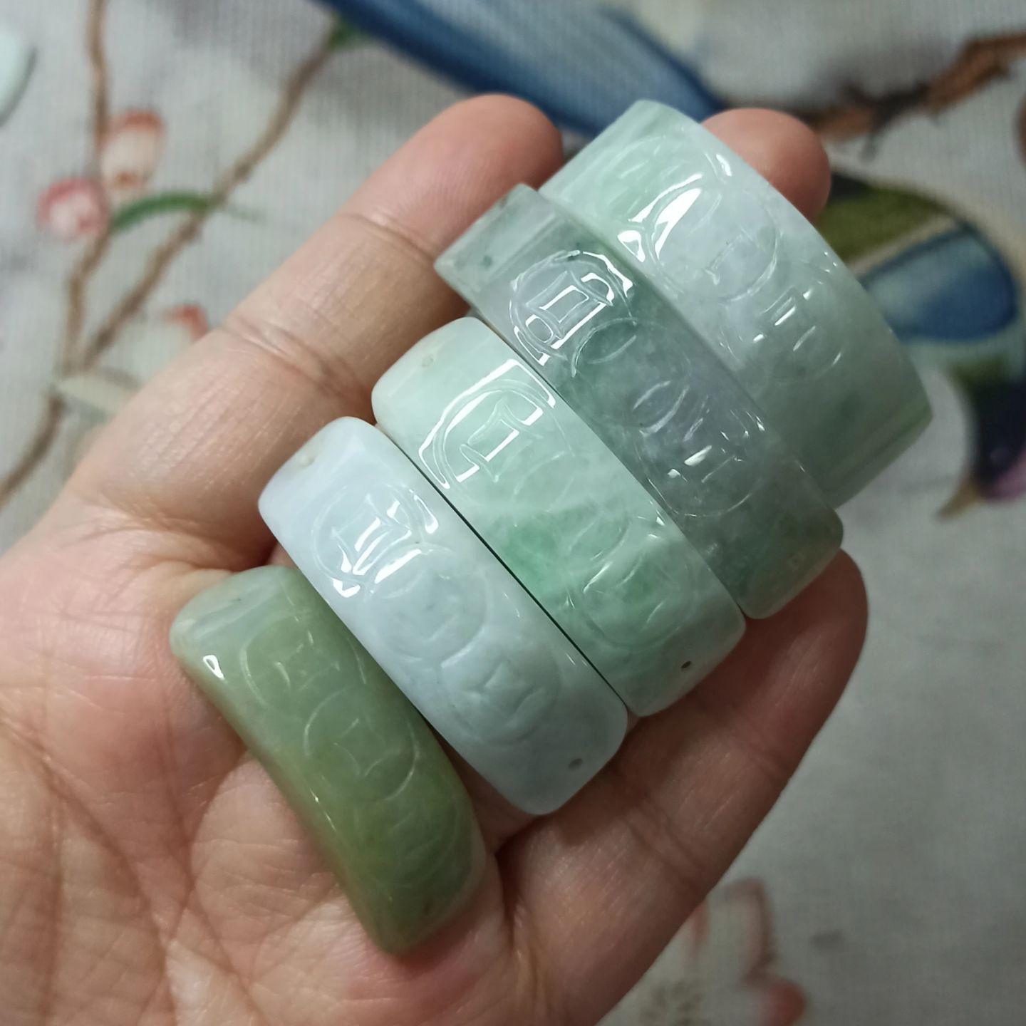 天然翡翠手牌雕刻件光面