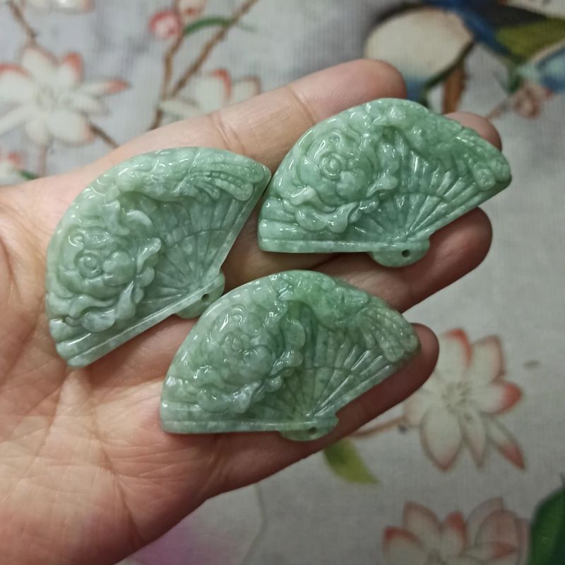 天然翡翠吊坠绿底凤穿牡丹扇子