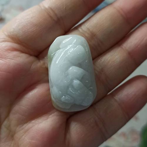 天然翡翠吊坠飘花绿底雕刻