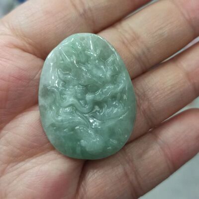 天然翡翠吊坠绿底飘花龙牌