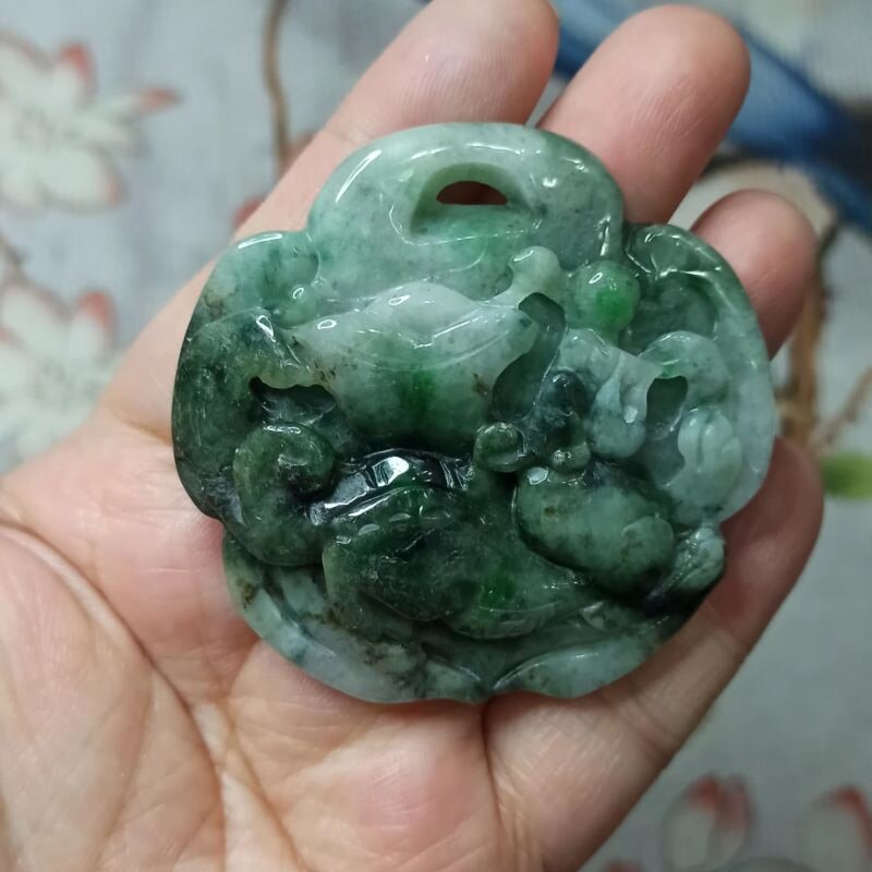 天然翡翠吊坠绿底飘花九尾狐