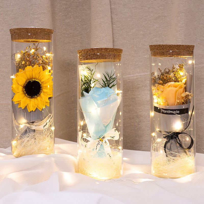 여자 친구의 생일을 위해 가벼운 장미 비누 꽃다발이 있는 병 유리 그늘을 바라는 새로운 공장 발렌타인 데이 선물