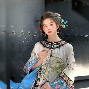 清汉女美目盼兮米色满绣长袍宫廷风重工刺绣格格服晚清大小姐外套