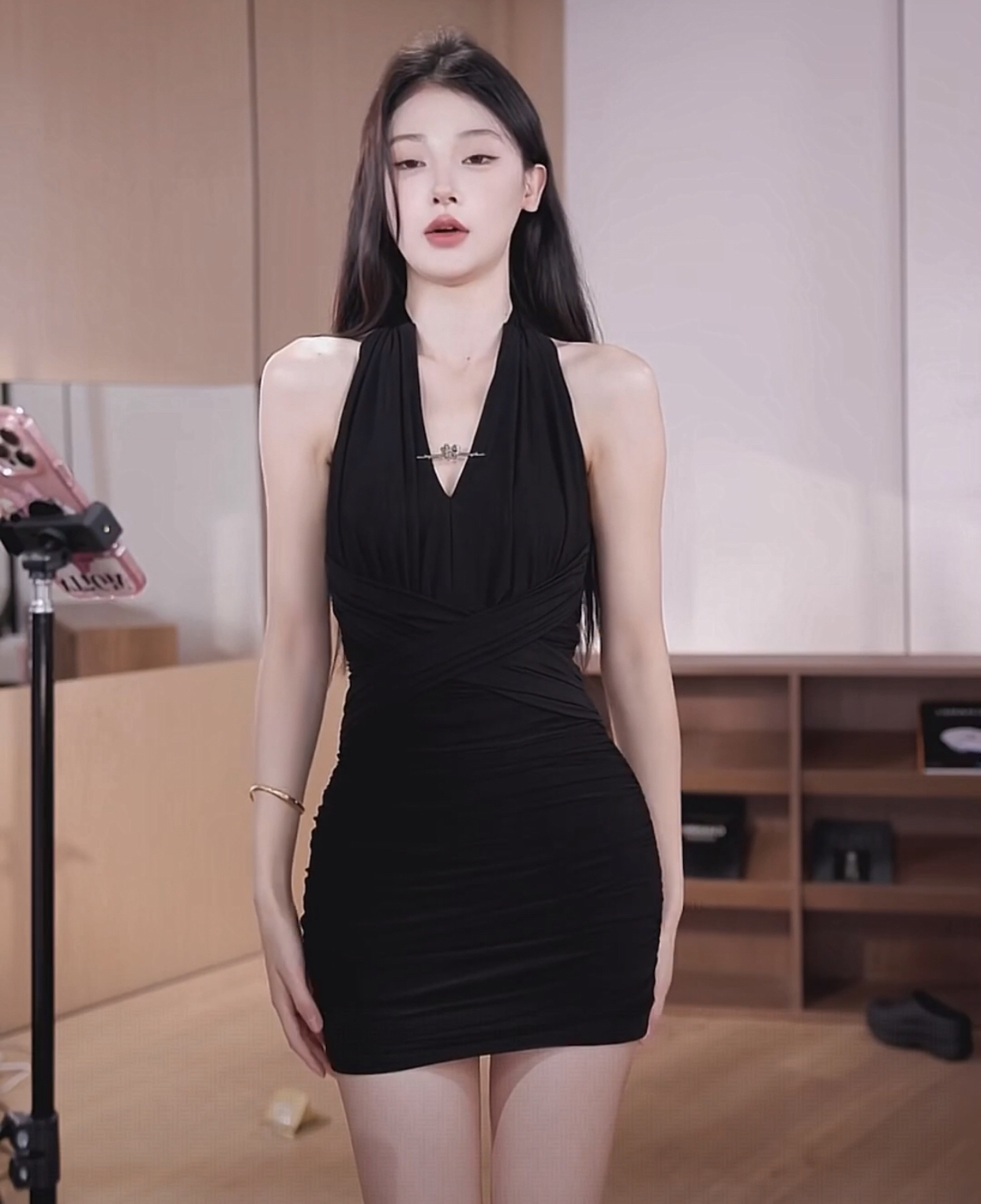 纯欲性感挂脖露背连衣裙女夏季高级感御姐紧身收腰宴会礼服包臀裙