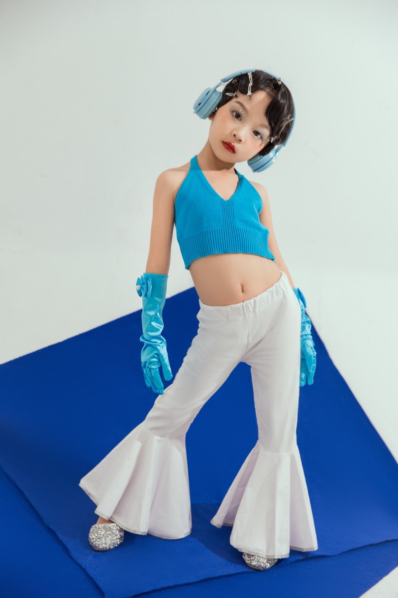 女童T台8090年代复古港风喇叭裤漏肚脐吊带套装演出服摄影棚写真
