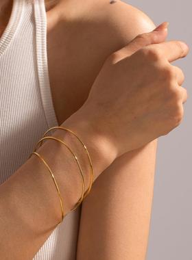 欧美百搭女简约小众跨境钛钢手饰轻奢风手镯时尚金色素圈手环