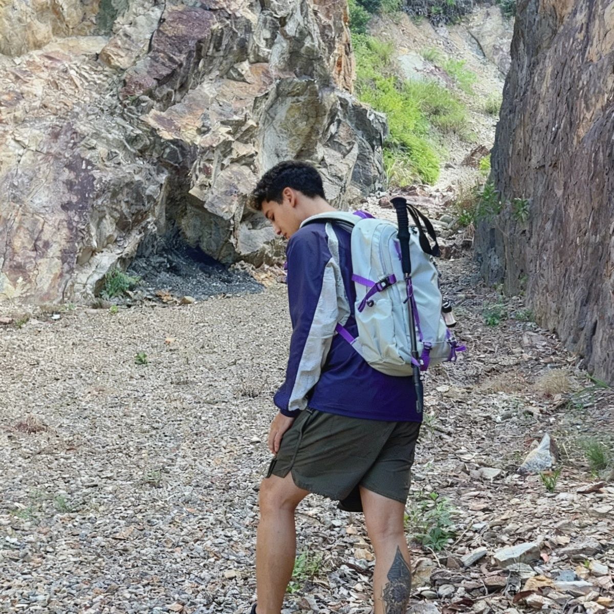 35升登山包男女士轻量化户外徒步运动骑行轻便大容量旅行双肩背包