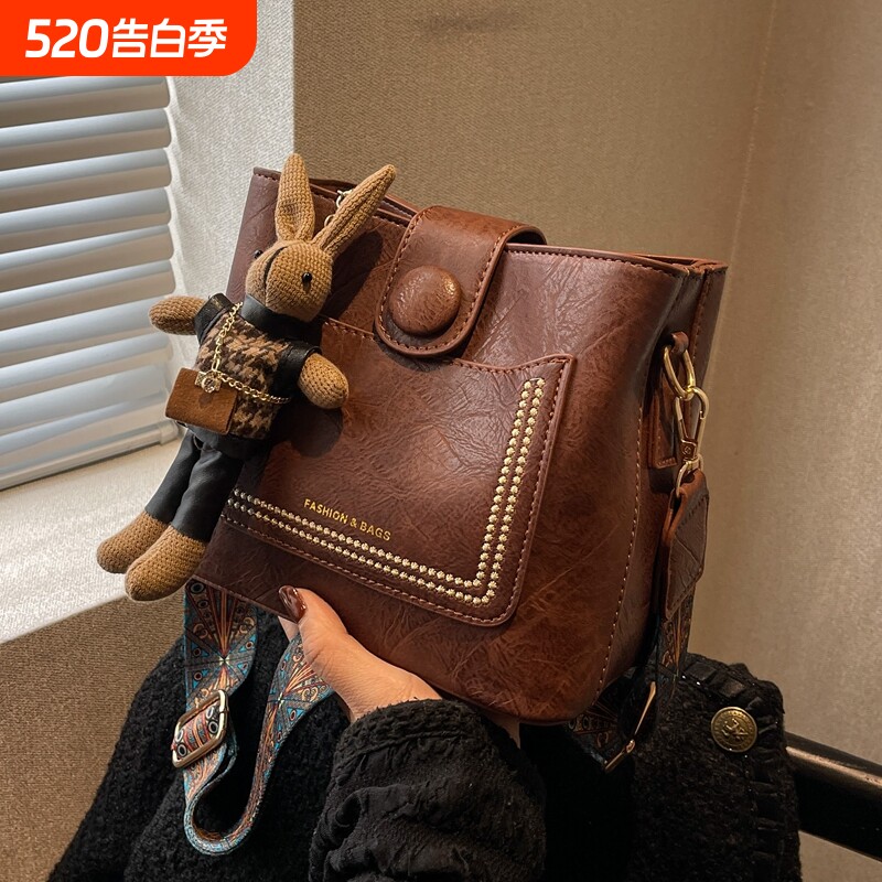 高级感洋气小包包2024夏天新款女包时尚宽带斜挎包复古百搭水桶包