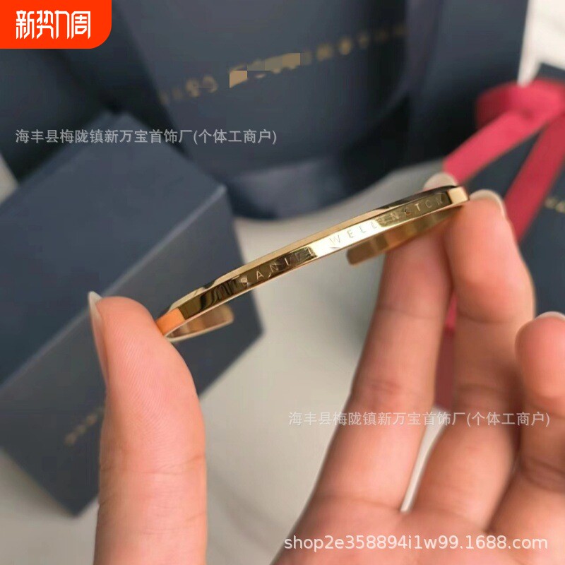 高版本dw钛钢字母开口情侣手镯女小众设计轻奢闺蜜手环玫瑰金黄金