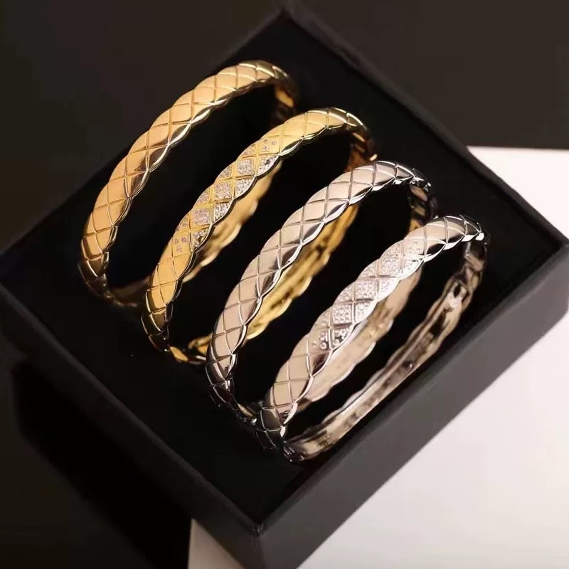 高级感小香风菱格纹手镯女镀厚18k玫瑰金带绝美轻奢小众镶钻不掉