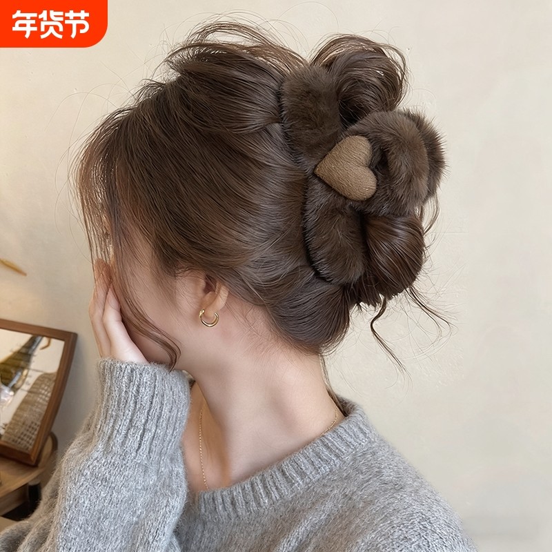 秋冬棕色毛绒爱心抓夹女高级感鲨鱼夹2025新款后脑勺发夹盘发头饰