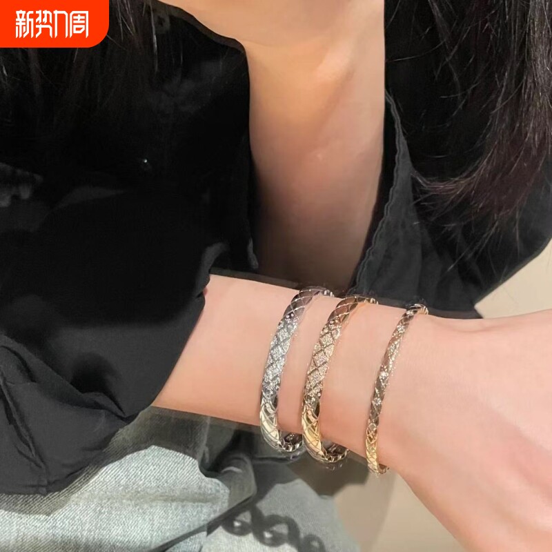 高级感小香风菱格纹手镯女镀厚18k玫瑰金带轻奢小众镶钻黄金宽版