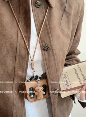 太可爱辣!学院风小熊包包吊坠长项链设计感皮质毛衣链配饰卫衣链