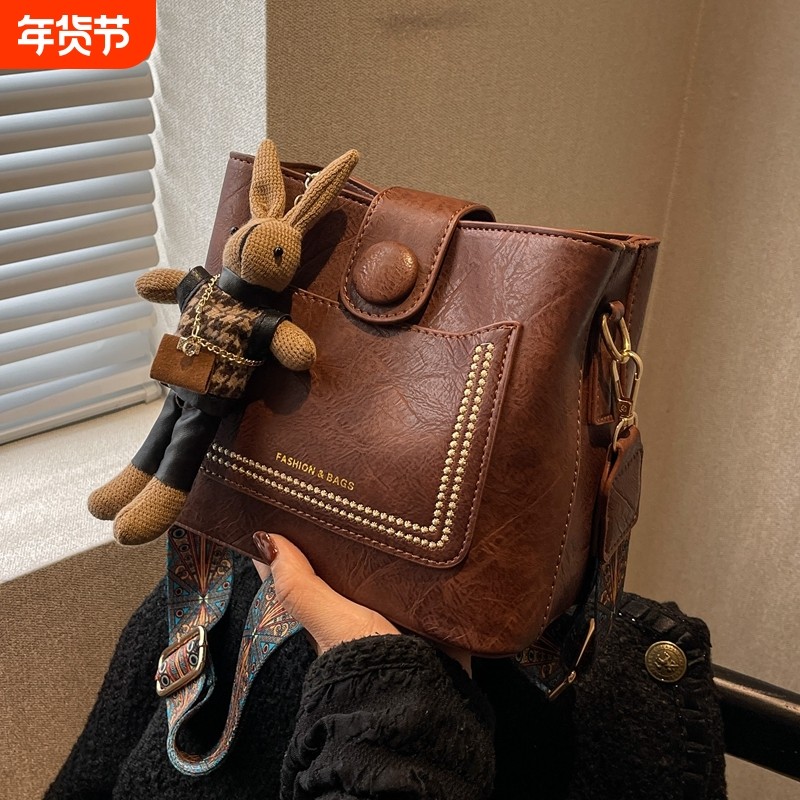 高级感洋气小包包2024夏天新款女包时尚宽带斜挎包复古百搭水桶包,箱包皮具/热销女包/男包,通用款女包,淘宝优惠券,粉丝福利购,淘宝优惠卷