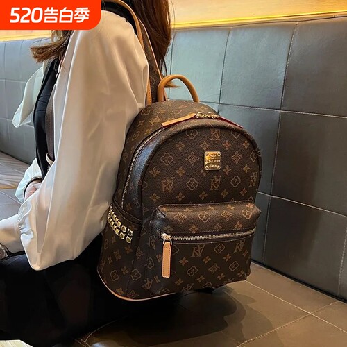 真皮双肩包女2026新款轻便旅游复古老花大牌书包高级旅行外出背包