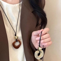 復(fù)古幾何吊墜項鏈女小眾設(shè)計感長款毛衣鏈2024新款獨特百搭配飾