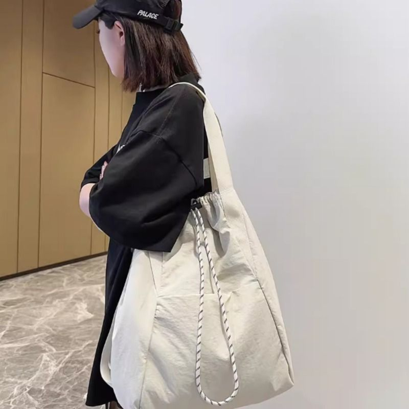 轻便抽绳多用途双肩包2025春夏新款大容量运动包单肩松弛感水桶包