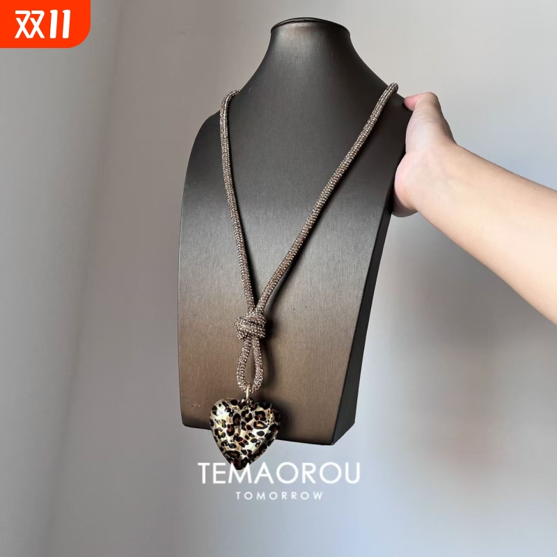 「琥珀流光」爱心豹纹流光小吊坠细闪编绳项链新款长款毛衣链配饰