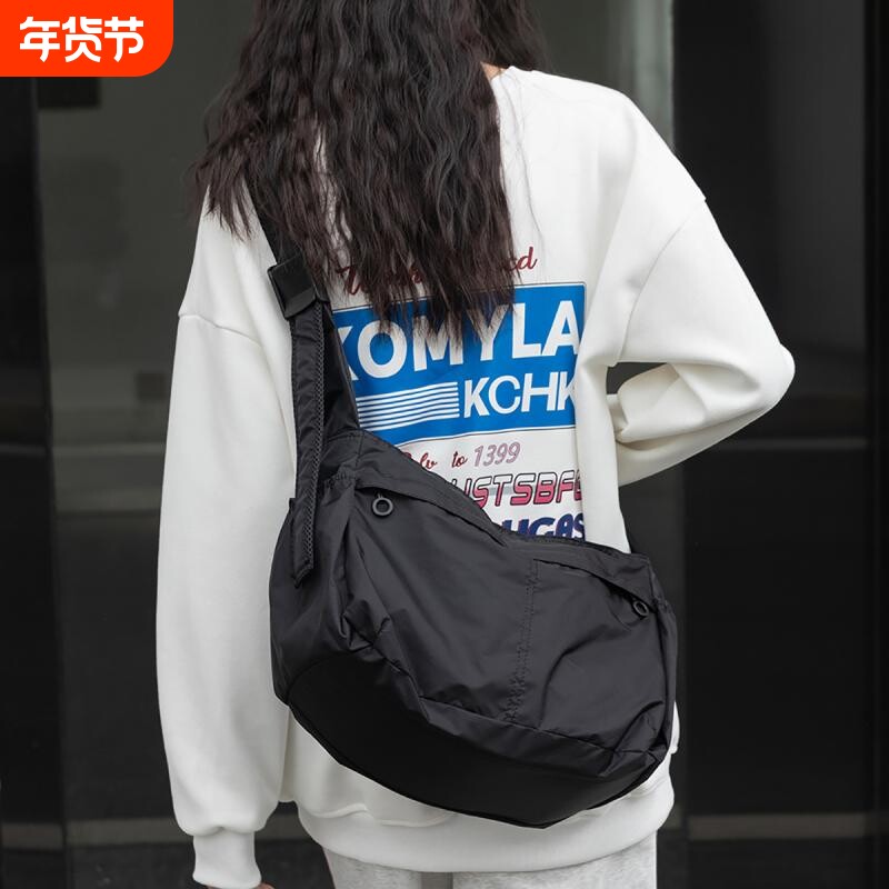 新款单肩包男女同款斜挎包运动风大容量休闲托特包女大学生包耐用