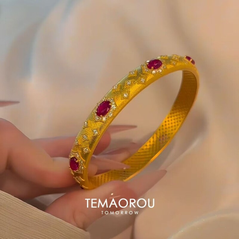 复古镶嵌红钻宽口金色手镯新款轻奢气质时尚新中式设计感手环手饰