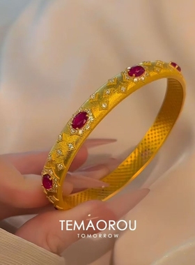 复古镶嵌红钻宽口金色手镯新款轻奢气质时尚新中式设计感手环手饰