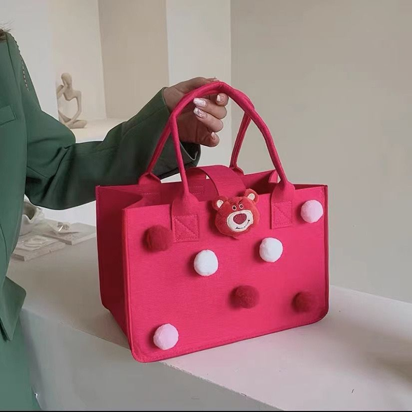 草莓熊毛毡包女可爱卡通大容量百搭学生手提包外出便当包立体红包