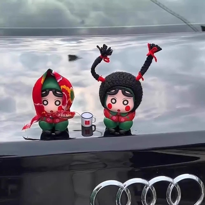 车尾部翠花村花蜡笔小新汽车载摆件装饰品车内车顶公仔电动车玩偶