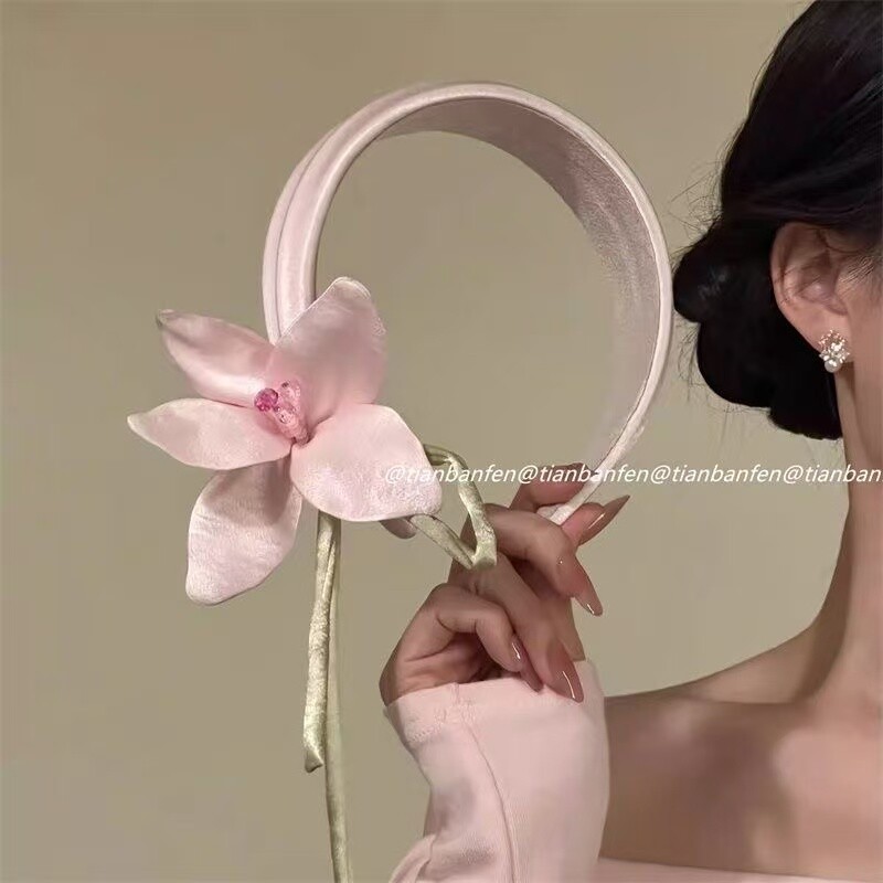 春坞春日甜美粉色百合立体花朵缎面发箍高颅顶气质头箍高级感头饰