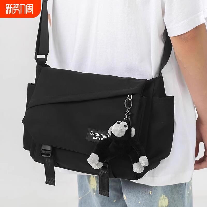 男士斜挎包潮牌ins休闲男包大容量单肩包工装风日系个性邮差包潮