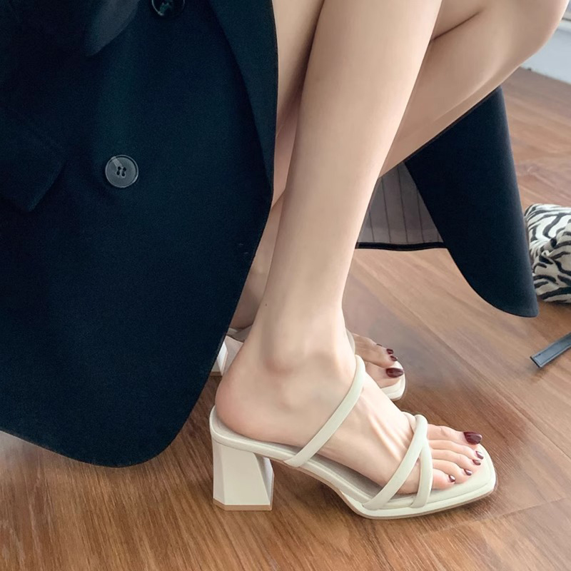 凉鞋女款夏季2025春夏季新款一字带网红配裙子绝美粗跟高跟凉拖鞋