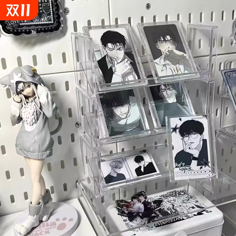吧唧谷子展示架收纳盒亚克力桌面透明摆台卡牌卡片徽章陈列置物架