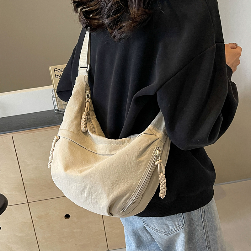 斜挎包饺子包包女式2025新款百搭休闲单肩背包大容量运动轻便小包